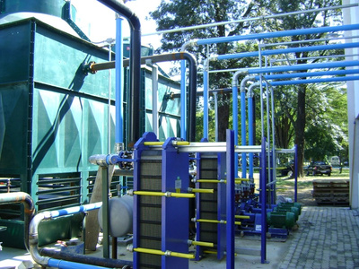 Instalação industrial com tubulações azuis